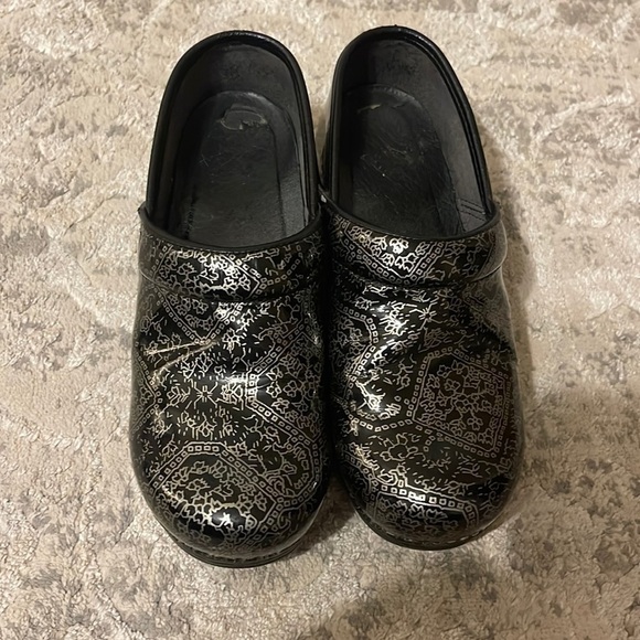 DANSKO Silver Black Clogs Size 37 - 7 Pattern Printed Hospital Nursing - Picture 1 of 9